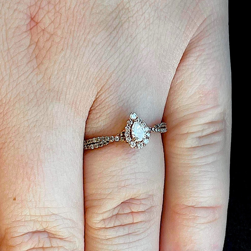 Kay Jewelers Pear Halo engagement ring, size 9.5!